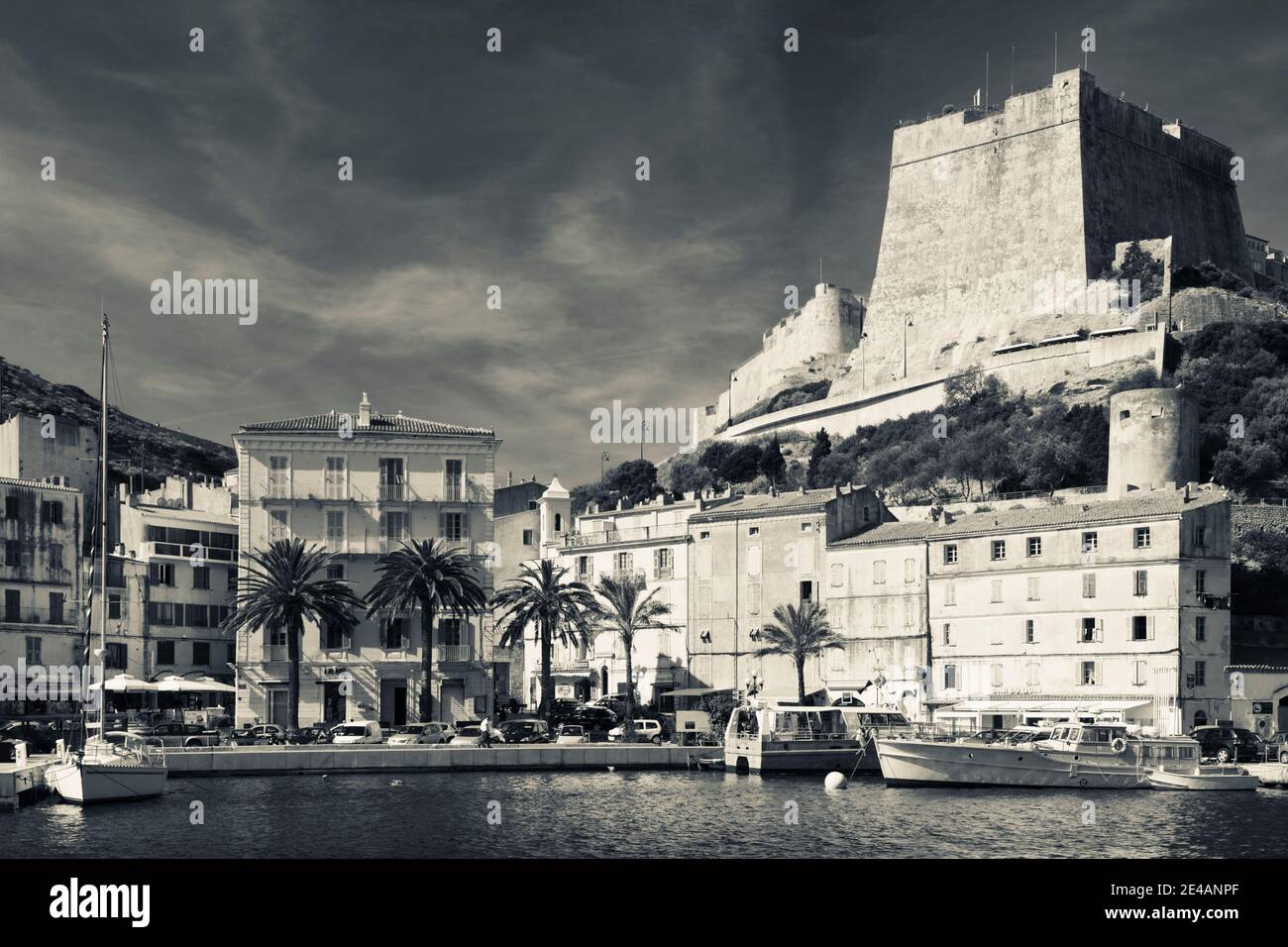 Ville au bord de l'eau, Bonifacio, Corse-du-Sud, Corse, France Banque D'Images