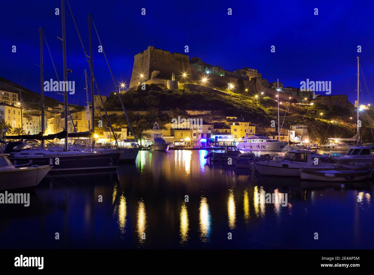Bateaux dans un port avec citadelle en arrière-plan, Bonifacio, Corse-du-Sud, Corse, France Banque D'Images