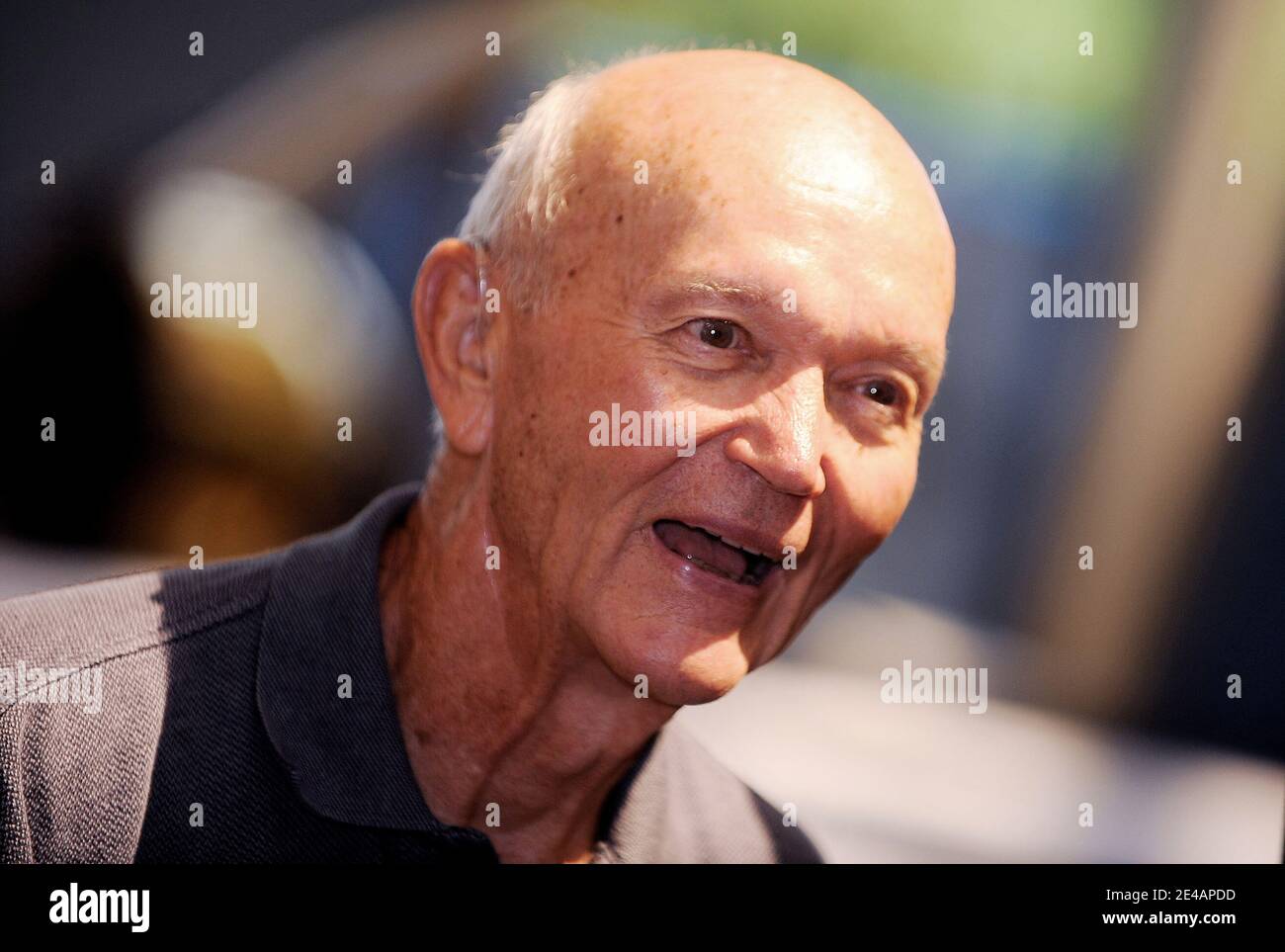 'L'astronaute Apollo Michael Collinsæsigns son livre ''40e édition anniversaire de porter le feu : les voyages d'un astronaute.'' au Air & Space Museum n Washington, DC, USA le 19 juillet 2009. Photo de Olivier Douliery/ABACAPRESS.COM (en photo : Michael Collins ) ' Banque D'Images