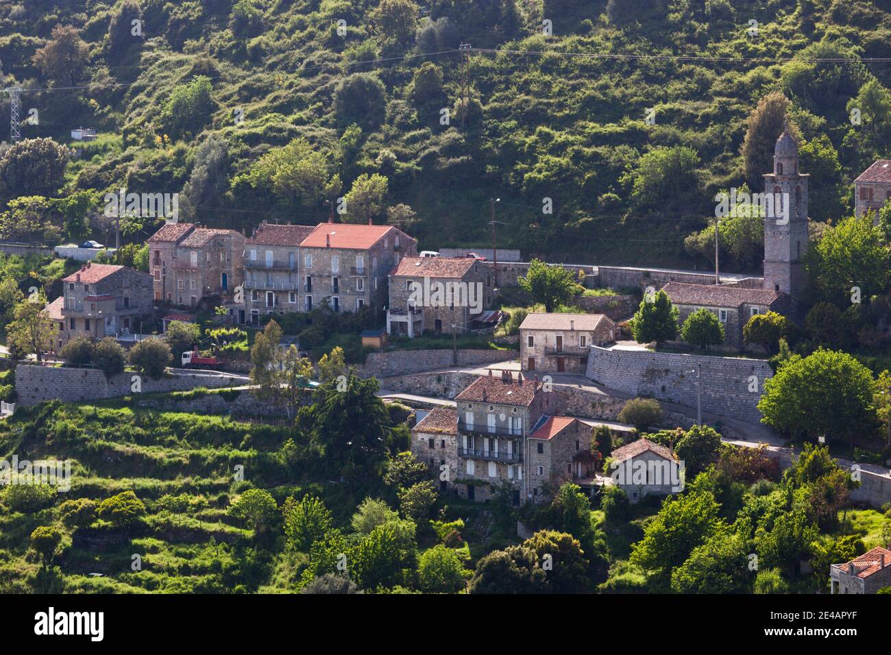 Vue imprenable sur la ville, Cargiaca, Alta Rocca, Corse-du-Sud, Corse, France Banque D'Images