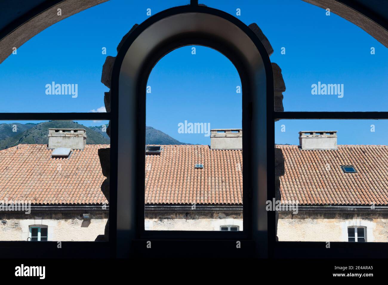Vue sur une fenêtre d'arche, Musée de la Corse, Corte, haute-Corse, Corse, France Banque D'Images