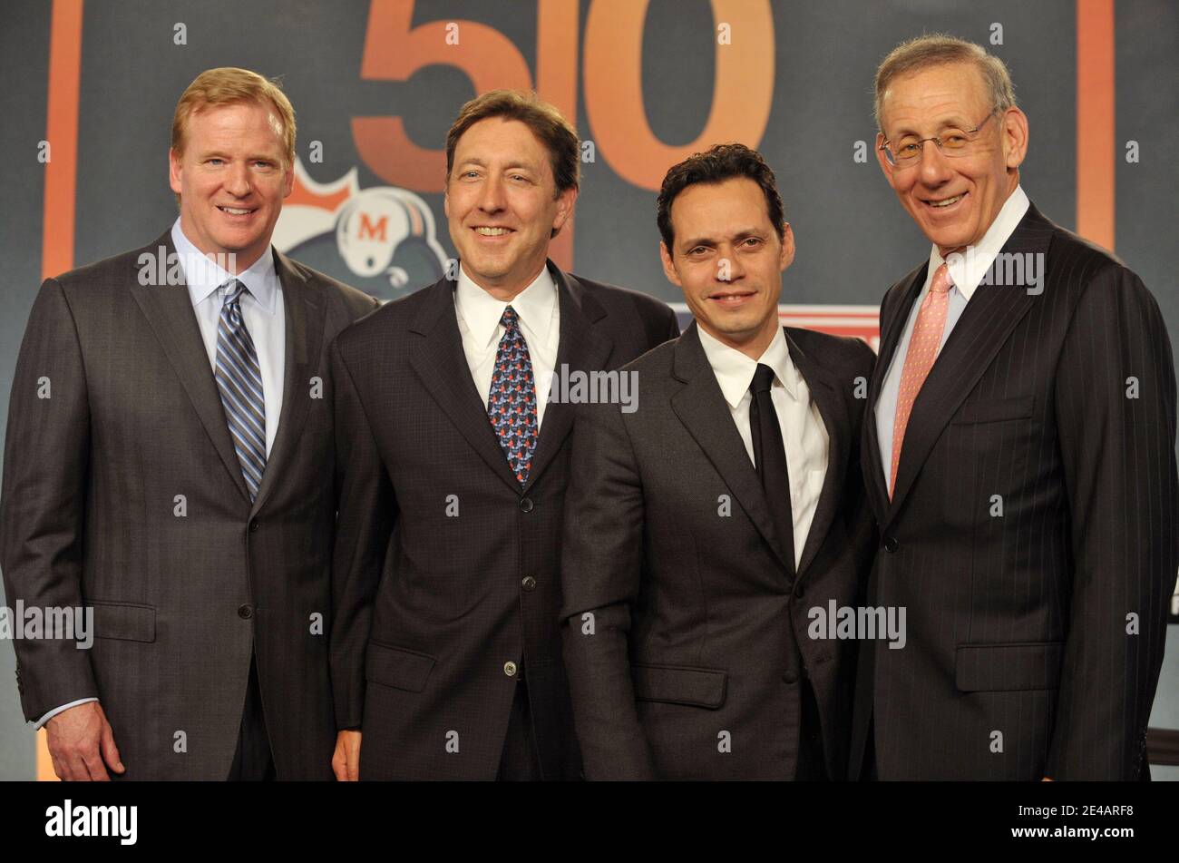 Le commissaire de la NFL, Roger Goodell, le président d'ESPN, George  Bodenheimer, le chanteur Marc Anthony et le propriétaire des Dolphins de  Miami, Stephen Ross, assistent à la conférence de presse NFL,