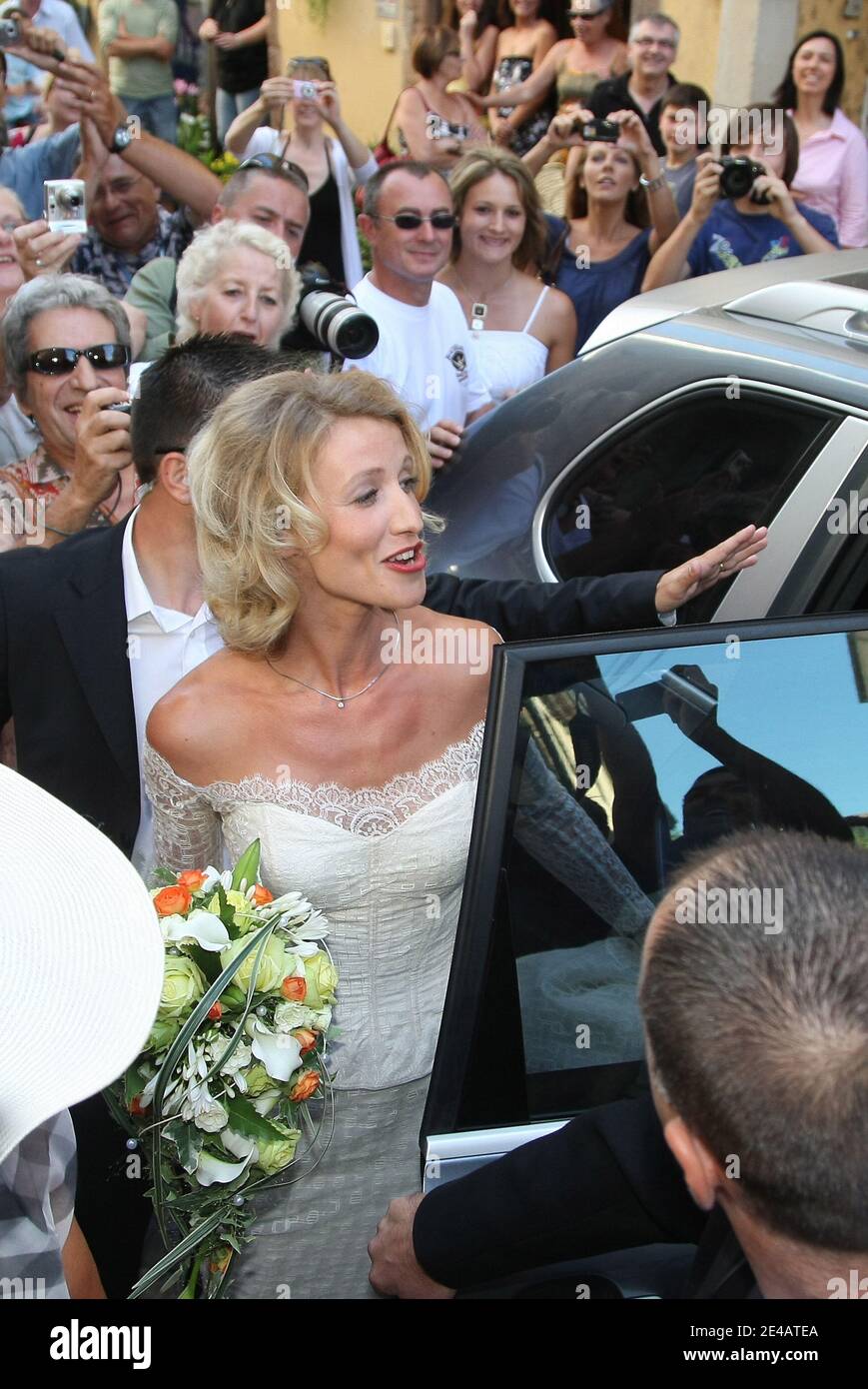 Jean Dujardin se Marie avec Alexandra Lamy le 25 juillet 2009, à l'hôtel de  ville du village d'Alexandra, à Anduze, en France. Le soir, Dujardin et Lamy  ont célébré leur mariage avec