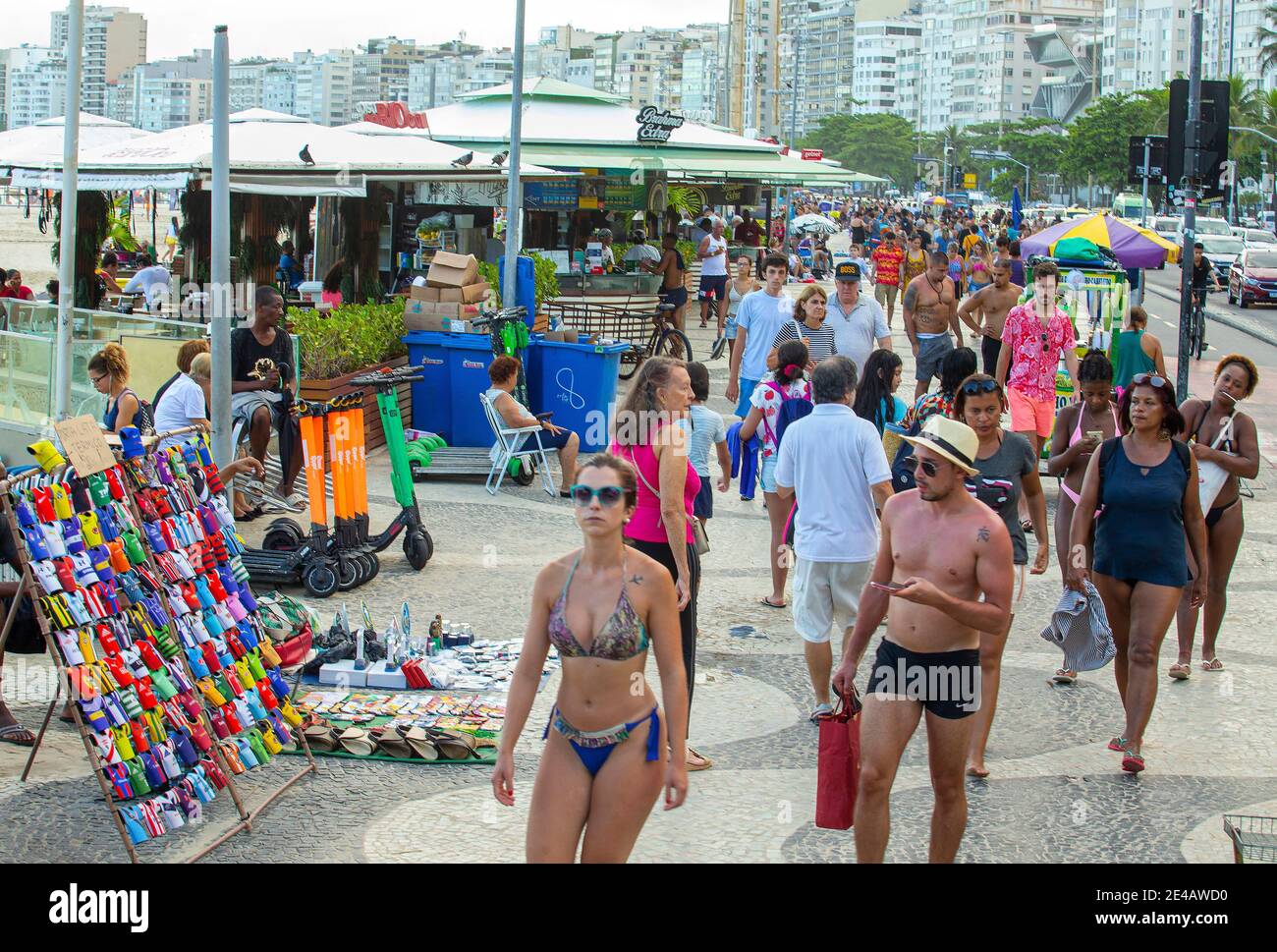 Rio de Janeiro , Brésil, 22 janvier 2021 Covid- 19 crise touristes profiter d'une promenade os le trottoir de la plage de Copacabana Banque D'Images