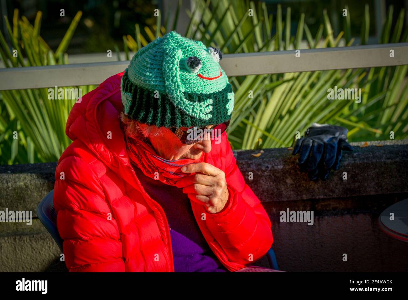Femme âgée portant un chapeau de grenouille. Banque D'Images