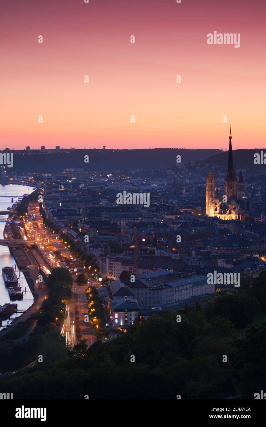 Vue imprenable sur la cathédrale notre Dame de Paris dans une ville, Rouen, département Seine-Maritime, Normandie, France Banque D'Images