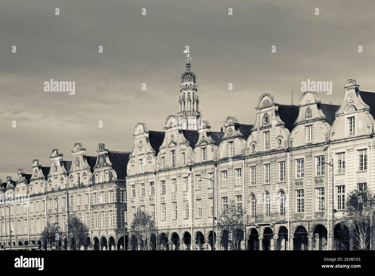 Bâtiments de la Grand place et tour de l'hôtel de ville, Arras, pas-de-Calais, Nord-pas-de-Calais, France Banque D'Images