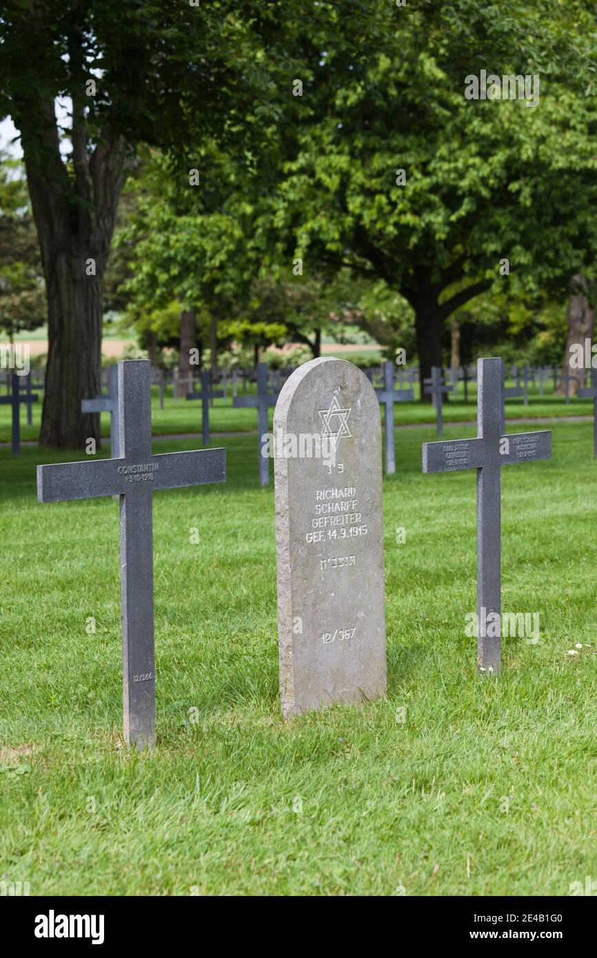Croisements chrétiens et pierres tombales des soldats germano-juifs de la première Guerre mondiale cimetière militaire allemand, Neuville-Saint-Vaast, pas-de-Calais, Nord-pas-de-Calais, France Banque D'Images