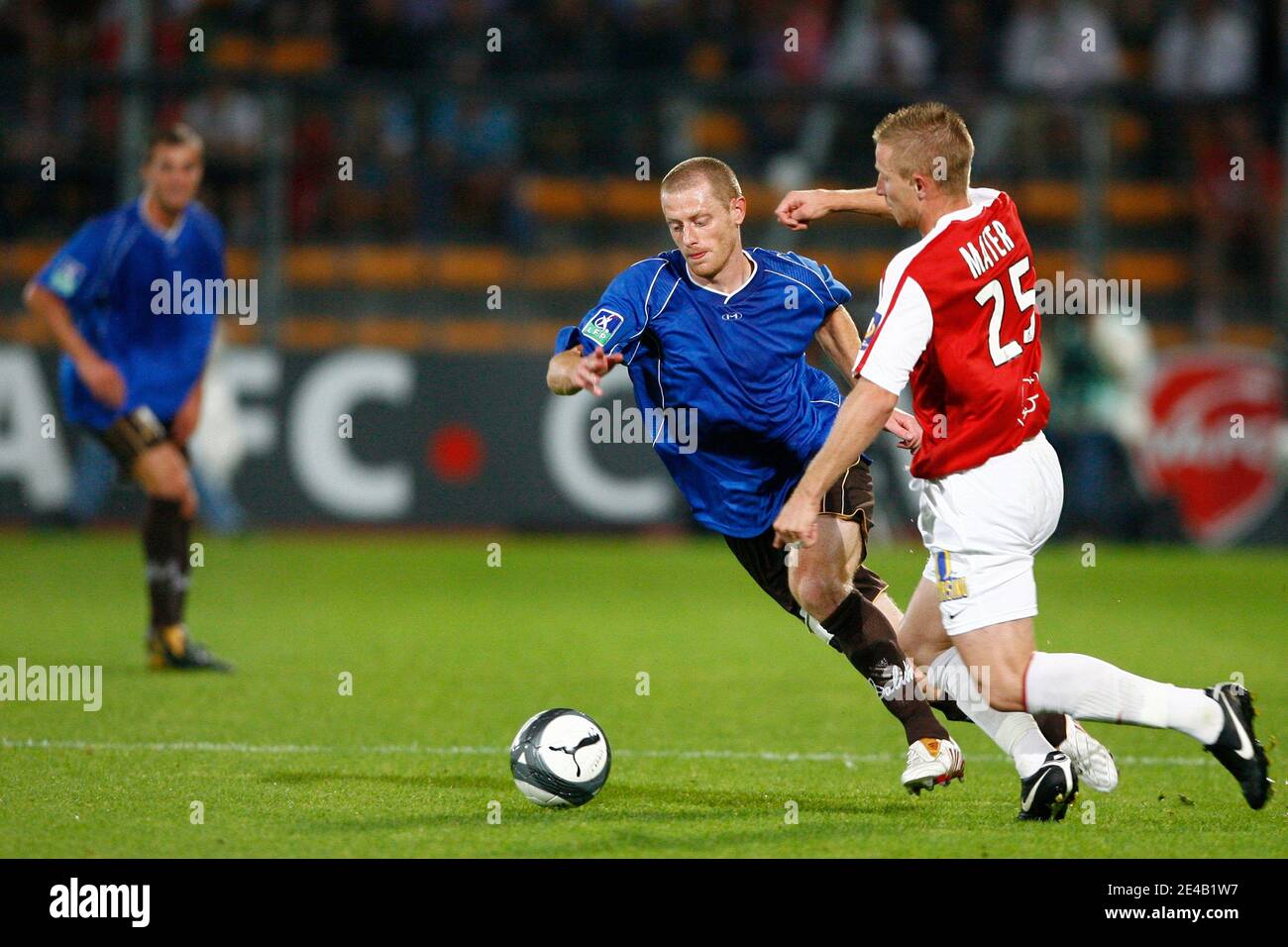 Rudy Mater de Valenciennes lutte pour le ballon avec Jonathan Brison de Nancy lors du match de football de la première Ligue française Valenciennes vs Nancy au Stade Nungesser de Valenciennes, France, le 8 août 2009. Nancy a gagné 3-1. Photo de Mikael Libert/ABACAPRESS.COM Banque D'Images