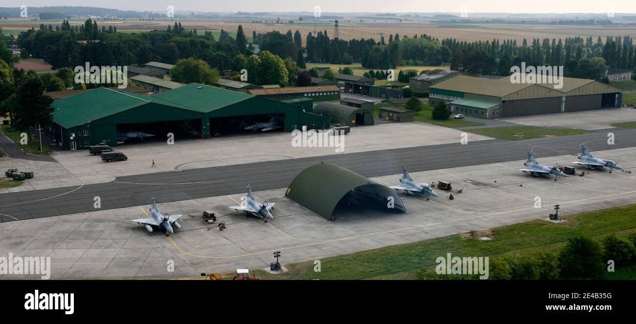 La base aérienne militaire 103 (BA 103) près de Cambrai, au nord de la  France, le 11 août 2009. Ici, les avions de combat militaires Mirages 2000  B et C appartenant a