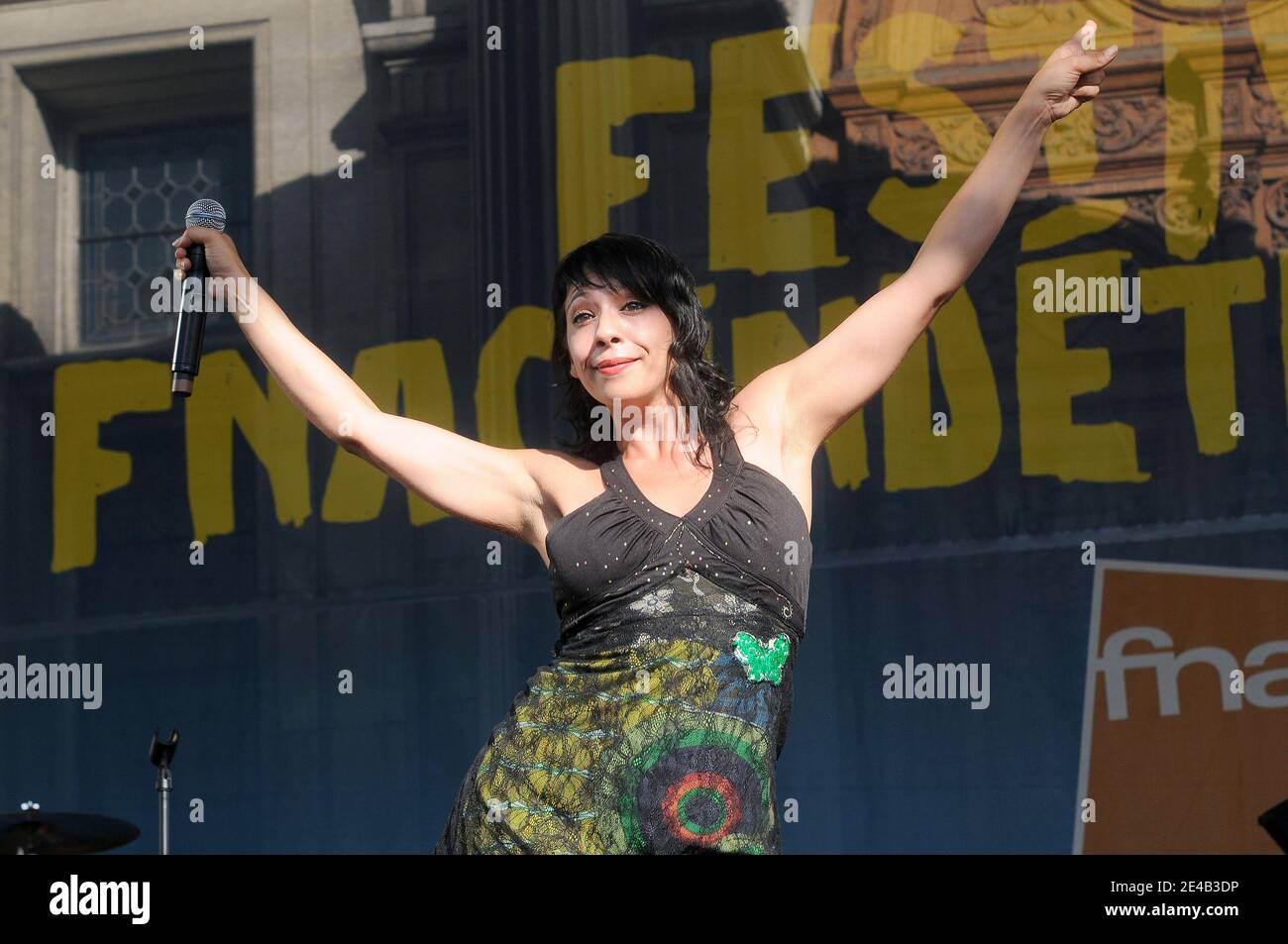 Karidouche se produit à Paris, en France, le 14 août 2009, dans le cadre du  Festival des Indetendances de la Fnac. Photo de Thierry  Plessis/ABACAPRESS.COM Photo Stock - Alamy