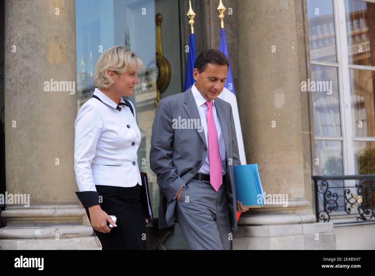 Nadine Morano et Eric Besson quittent l'hebdomadaire conseil des ministres qui s'est tenu à l'Elysée à Paris, en France, le 25 août 2009. Photo de Mousse/ABACAPRESS.COM Banque D'Images