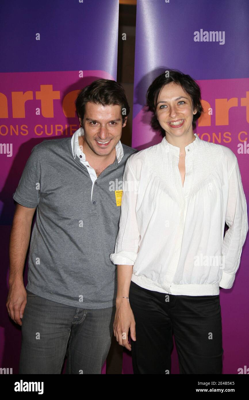 Rebecca Mazoni et Bruno Duvic assistent à la conférence de presse de la  chaîne de télévision Arte qui s'est tenue au Musée d'Orsay à Paris, en  France, le 25 août 2009. Photo