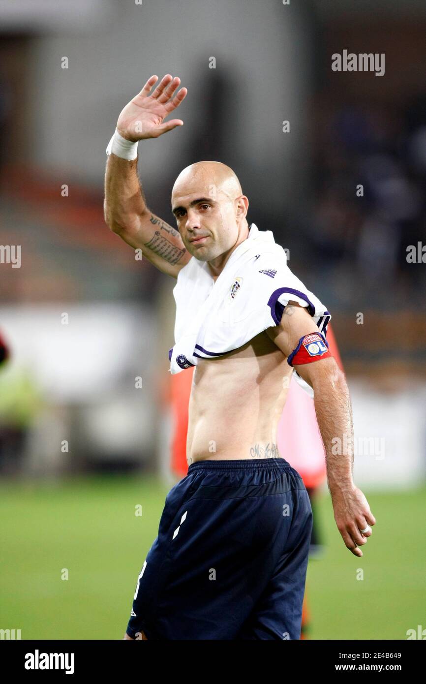 Le Cris de Lyon célèbre la victoire avec ses supporters à la fin du match de football de deuxième match de la Ligue des Champions entre l'Olympique Lyonnais de Lyon (France) et le Royal Sporting Club Anderlecht (Belgique), au stade constant Vanden stock, à Anderlecht, Belg Banque D'Images