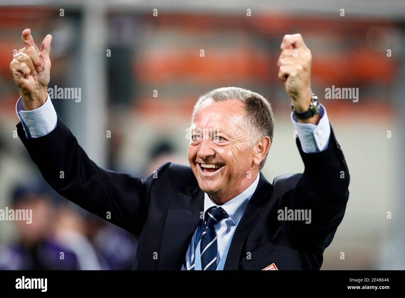 Le président de Lyon, Jean-Michel Aulus, célèbre la victoire avec ses supporters à la fin du match de deuxième match de football de la Ligue des champions entre l'Olympique Lyonnais de Lyon (France) et le Royal Sporting Club Anderlecht (Belgique), à constant Vanden stock stadi Banque D'Images