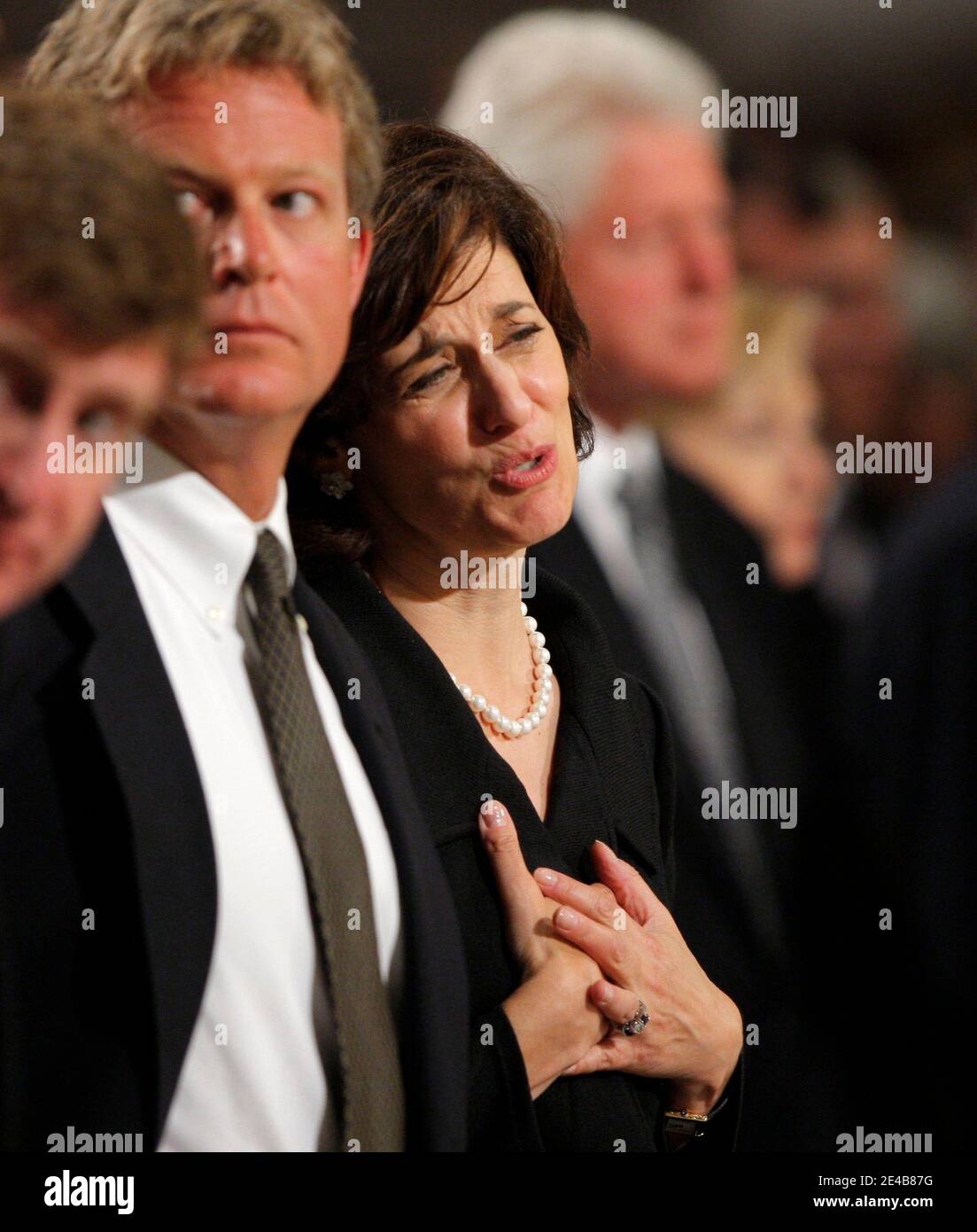 Vicki Reggie Kennedy, veuve d'Edward Kennedy, met ses mains sur son cœur pour remercier le ténor Placido Domingo d'avoir chanté « Panis Angelicus » de Franck à la communion, alors qu'elle se trouve à côté de son fils Edward Kennedy Jr. Pendant les funérailles du sénateur américain Edward Kennedy à la Basilique de notre-Dame De l'aide permanente à Boston, Massachusetts, le 29 août 2009. Le sénateur Kennedy est décédé mardi dernier après une bataille contre le cancer. Photo de la piscine par Brian Snyder/ABACAPRESS.COM (photo : Vicki Reggie Kennedy)' Banque D'Images