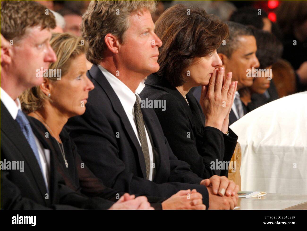 Le dossier du sénateur Edward Kennedy se trouve entre sa famille (G-D), y compris son fils le congressiste Patrick Kennedy, sa fille Kara Kennedy Allen, son fils Edward Kennedy Jr., Sa veuve Vicki Reggie Kennedy et le président Barack Obama et la première dame Michelle Obama . pendant les funérailles du sénateur américain Edward Kennedy à la Basilique de notre Dame de l'aide perpétuelle à Boston, Massachusetts 29 août 2009. Le sénateur Kennedy est décédé mardi dernier après une bataille contre le cancer. Photo de la piscine par Brian Snyder/ABACAPRESS.COM (photo : Patrick Kennedy, Kara Kennedy Allen, Edward Kennedy Jr., Vicki Reggie Kennedy, Banque D'Images