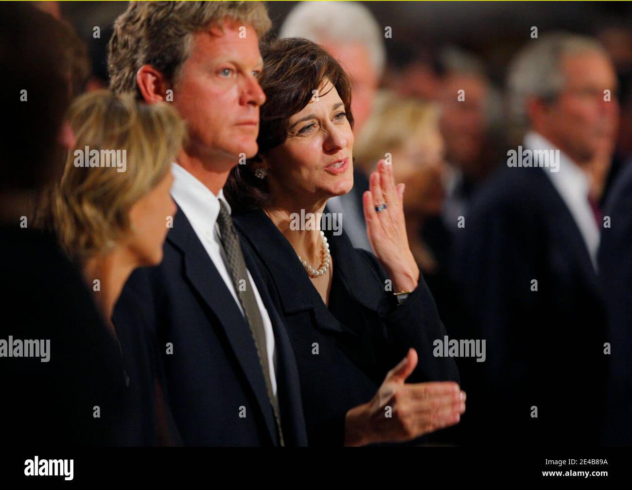 Vicki Reggie Kennedy, veuve du sénateur Edward Kennedy, jette un baiser pour remercier le ténor Placido Domingo d'avoir chanté « Panis Angelicus » de Franck à la communion, alors qu'elle se trouve à côté de la fille de Kennedy Kara Allen (L) et du fils Edward Kennedy Jr. (C) pendant. Pendant les funérailles du sénateur américain Edward Kennedy à La basilique notre-Dame de l'aide perpétuelle à Boston, Massachusetts 29 août 2009. Le sénateur Kennedy est décédé mardi dernier après une bataille contre le cancer. Photo de piscine par Brian Snyder/ABACAPRESS.COM (en photo : Vicki Reggie Kennedy , Placido Domingo , Kara Kennedy Allen, Edward Kennedy Jr. )' Banque D'Images