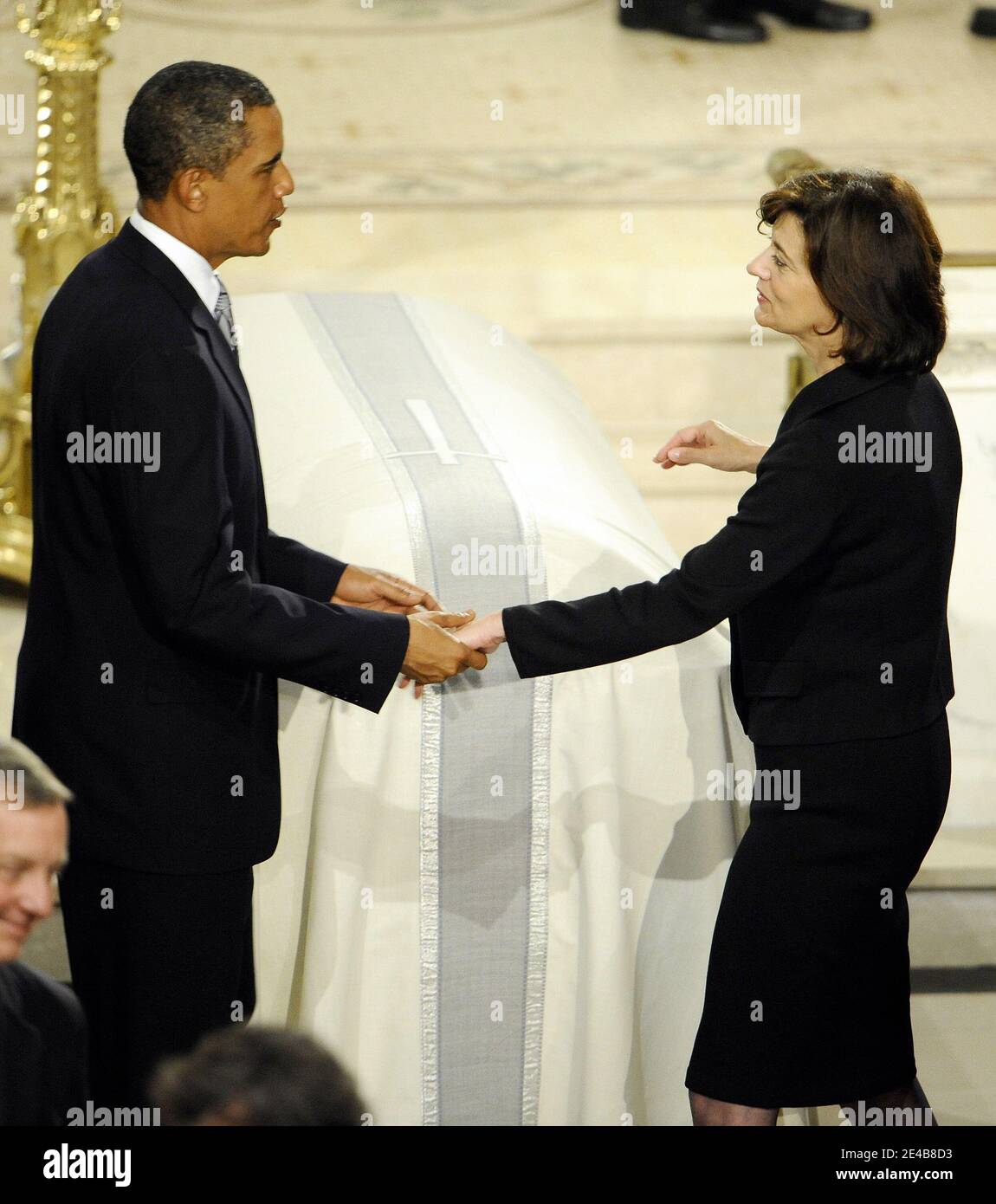 Barack Obama embrasse la veuve Vicki Reggie Kennedy devant le dossier du sénateur américain Edward Kennedy à l'intérieur de la basilique notre-Dame de l'aide perpétuelle Église catholique à Boston, Massachusetts pour les funérailles d'Edward Kennedy le 29 août 2009. Photo de piscine par CJ Gunther/ABACAPRESS.COM Banque D'Images