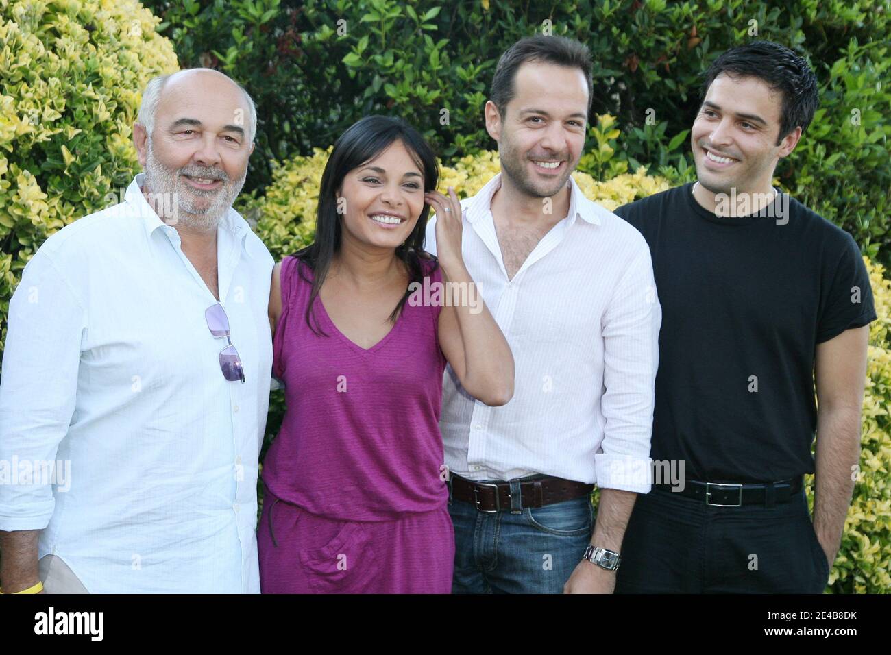 Gerard Jugnot et sa femme Saida Jawad posent avec les acteurs de 'Rose et noir' lors du 2ème 'Festival du film d'Angoulême' qui s'est tenu à Angoulême, France, le 29 août 2009. Photo de Denis Guignebourg/ABACAPRESS.COM Banque D'Images