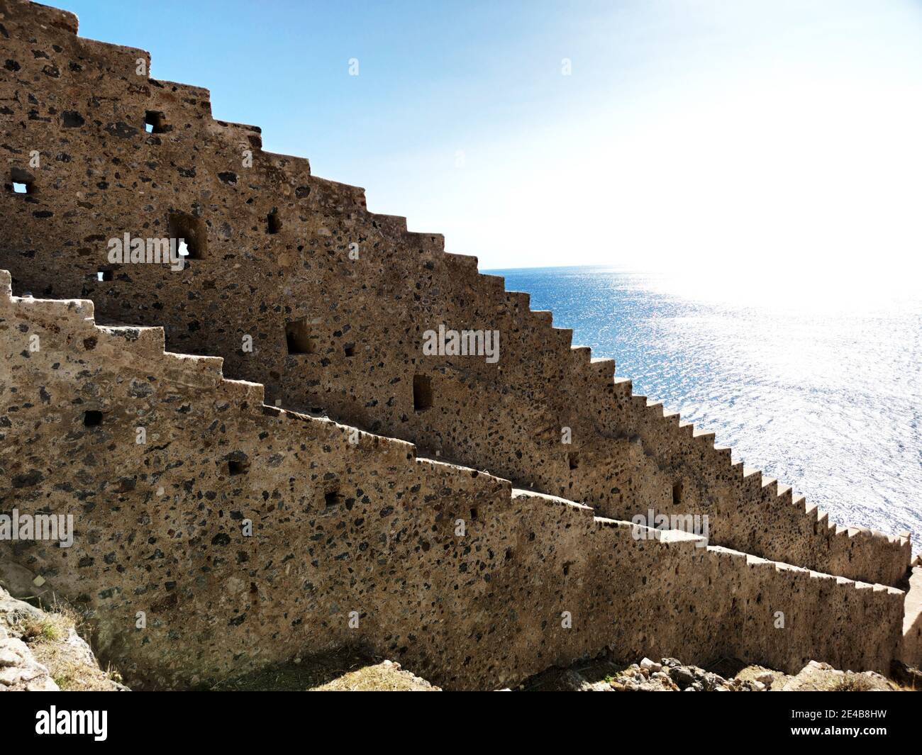 Le mur de la forteresse limite et protège la ville basse de Monemvasia à l'est, Laconia, Péloponnèse, Grèce Banque D'Images