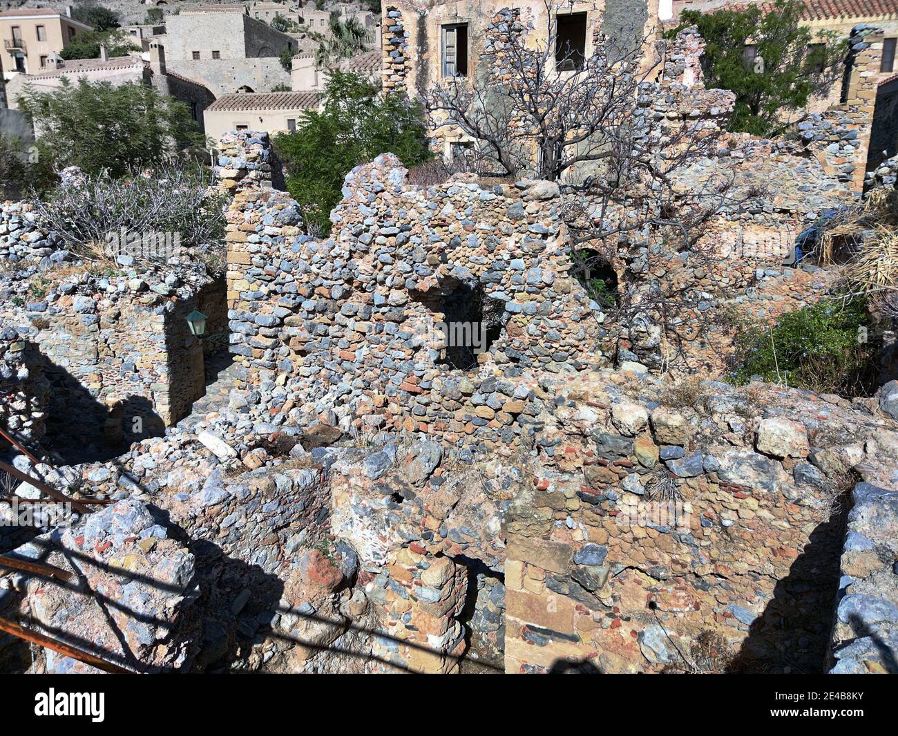 Les ruines sont des témoins silencieux de la bataille et de la destruction dans la ville basse de Monemvasia, Laconia, Péloponnèse, Grèce Banque D'Images