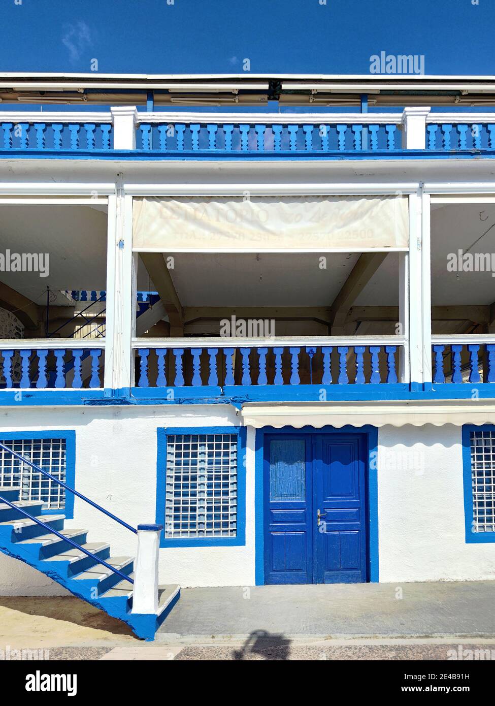 Les couleurs classiques de la Grèce sont le blanc et le bleu sur un bâtiment résidentiel à Plaka près de Leonidion, Arcadia, Péloponnèse, Grèce Banque D'Images