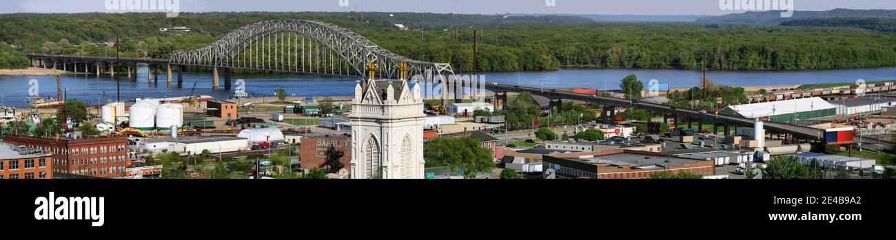 Vue sur un pont enjambant le fleuve Mississippi à Dubuque, Iowa, États-Unis Banque D'Images