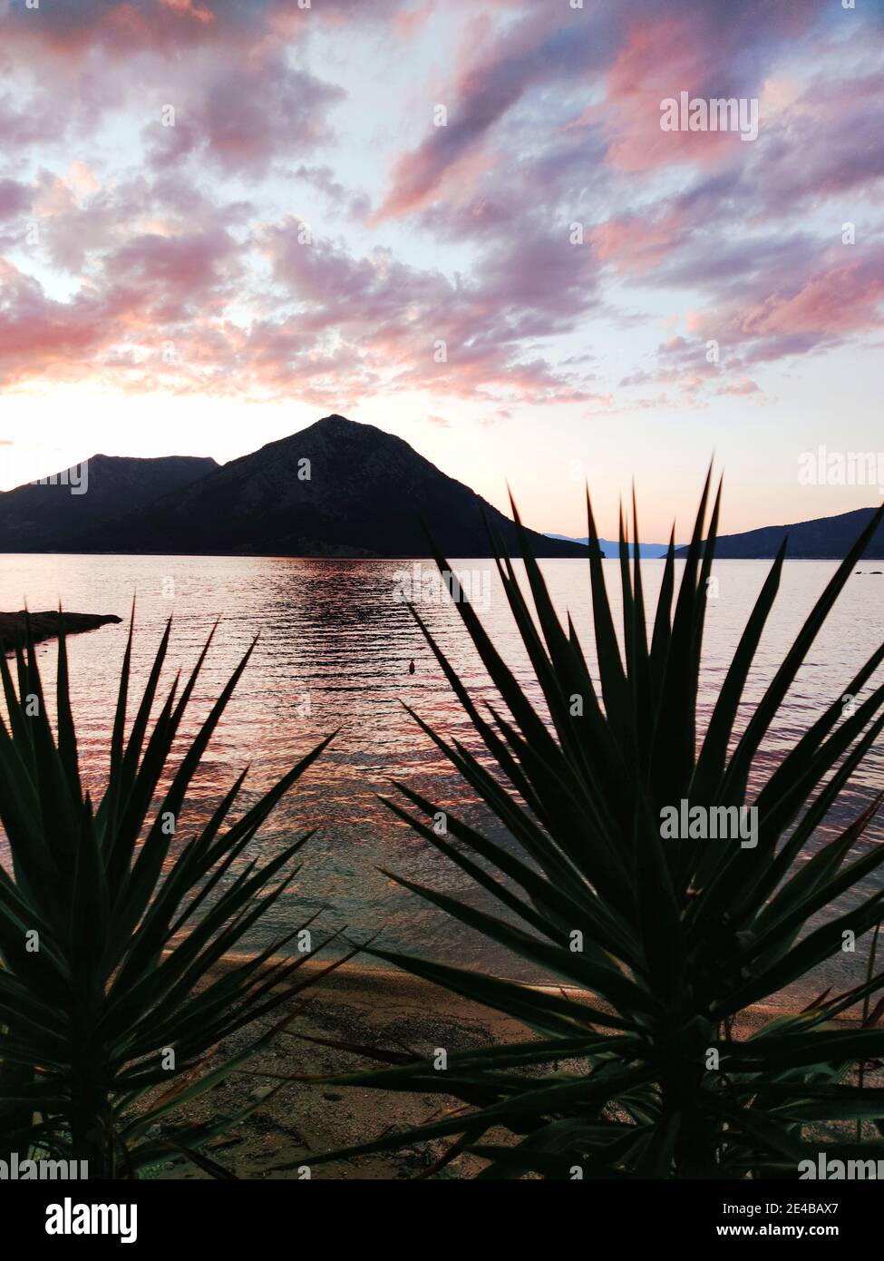 Vue sur le son de près de deux kilomètres de large qui sépare l'île de Kalamos du continent. Mer Ionienne, centre de la Grèce Banque D'Images