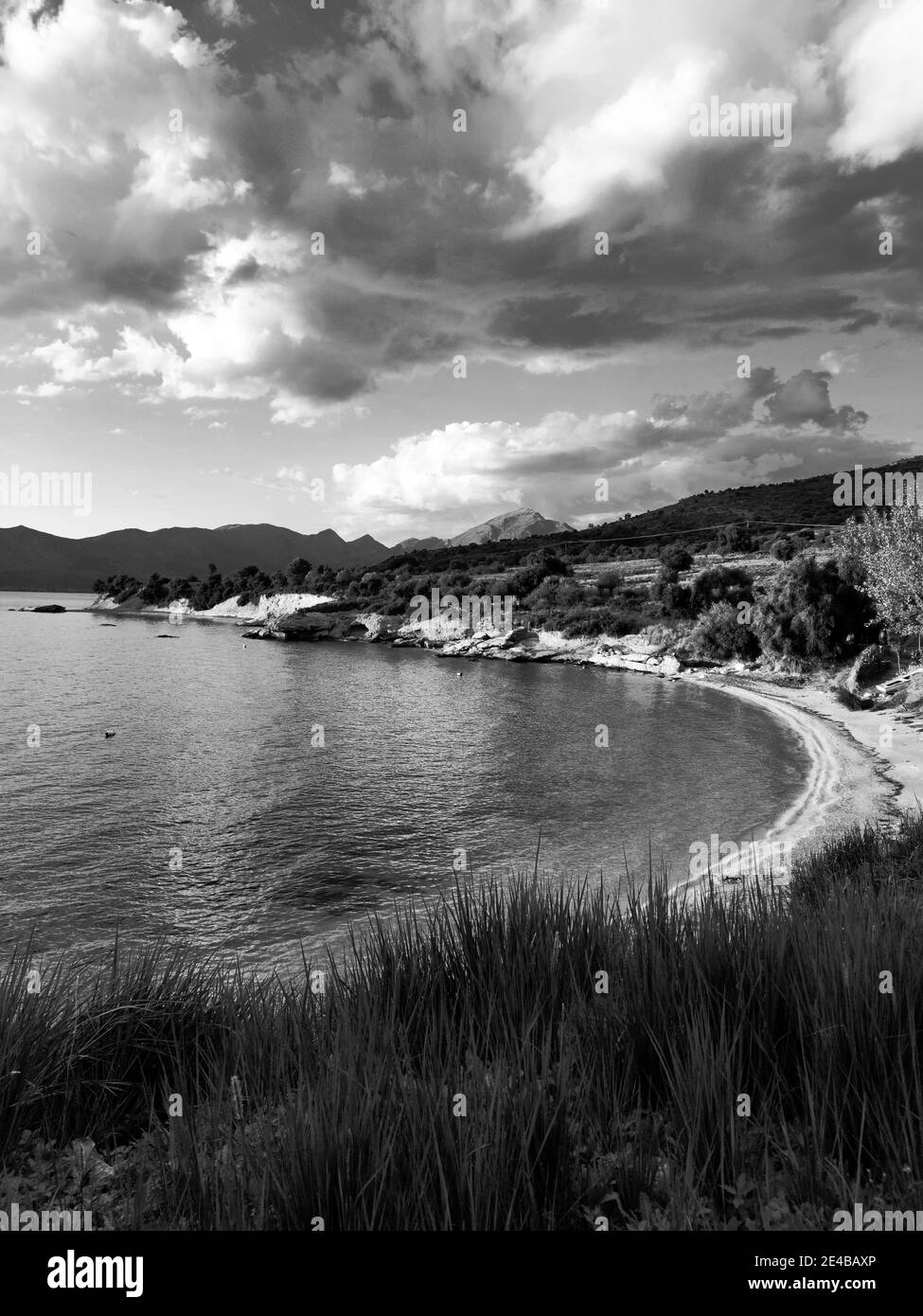 Baie sur le continent au son de l'île de Kalamos, mer Ionienne, Grèce centrale Banque D'Images