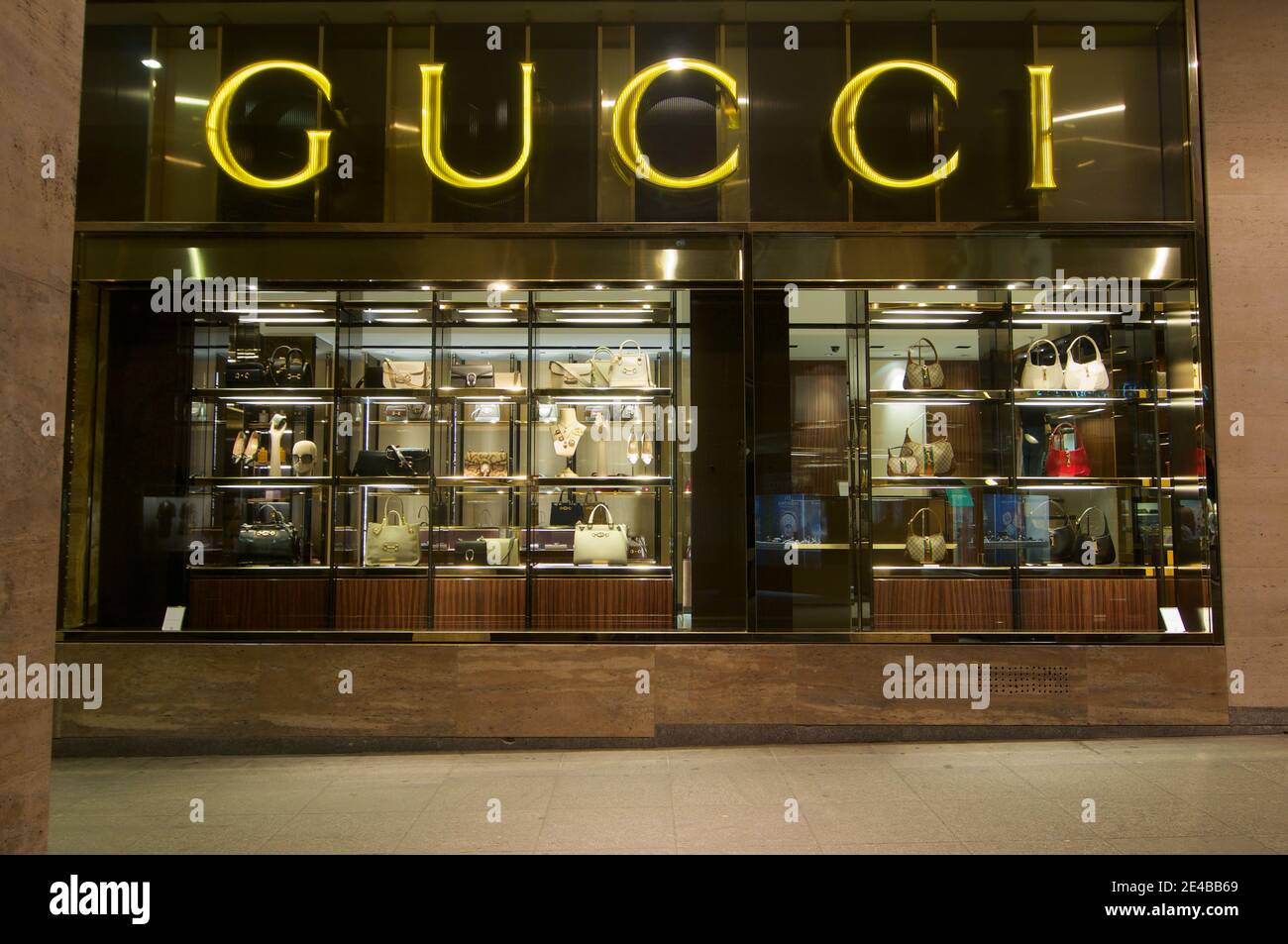 Lugano, Suisse - 14 janvier 2021 : vue de face du magasin Gucci de la  boutique située via Nassa à Lugano, Suisse. Gucci est connu pour salut  Photo Stock - Alamy