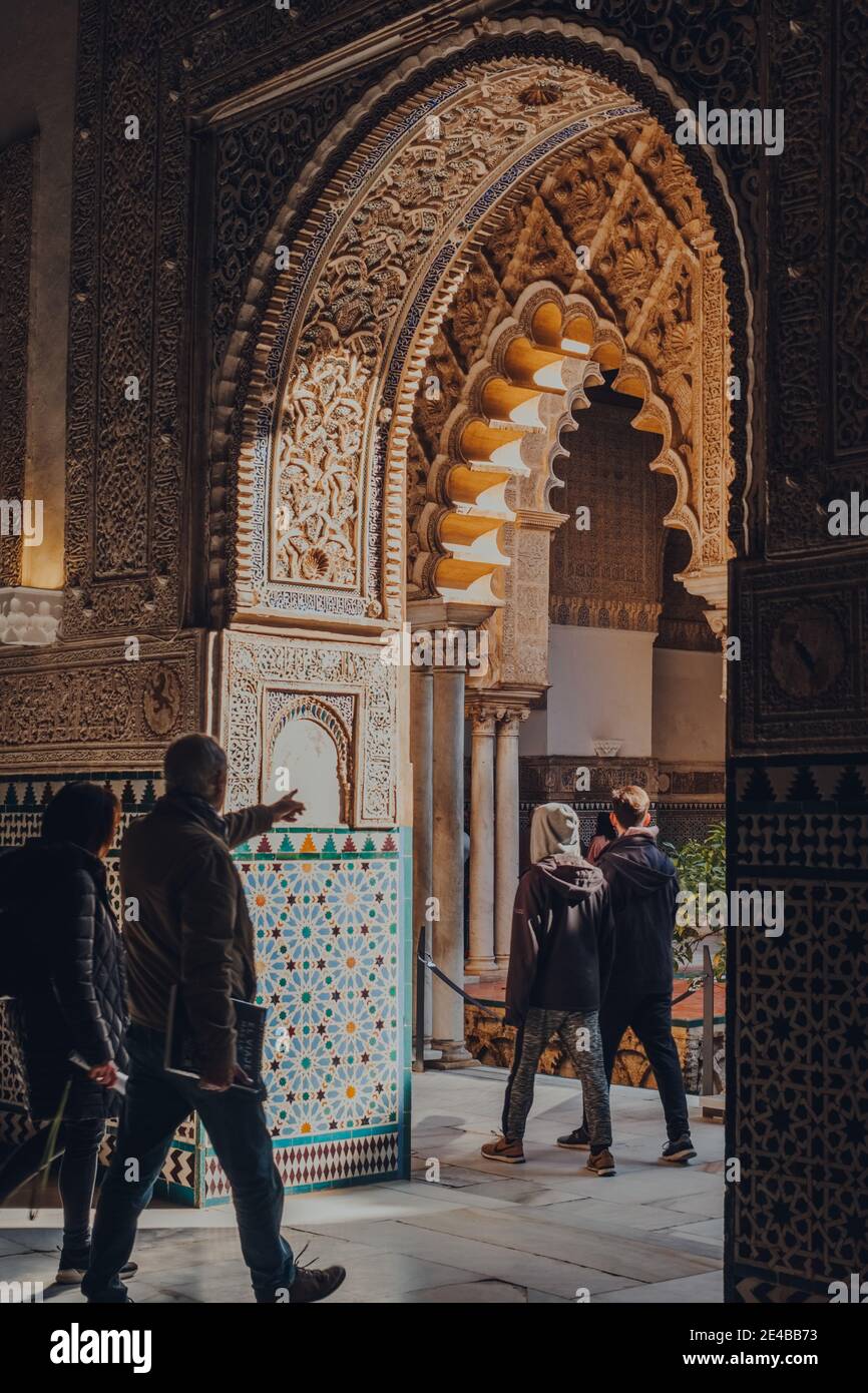 Séville, Espagne - 19 janvier 2020 : vue à travers les arches de la cour patio de Maidens à l'intérieur de l'Alcazar de Séville, un palais royal construit pour le Chris Banque D'Images