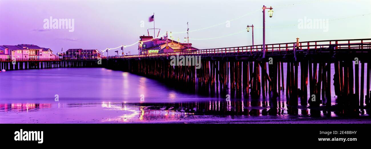 Jetée illuminée au crépuscule, Stearns Wharf, Santa Barbara, Californie, États-Unis Banque D'Images