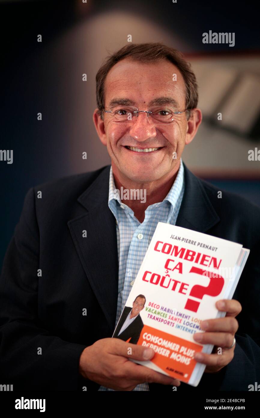 Le journaliste et écrivain français Jean-pierre Pernaut (TF1) à Lille, pour  son nouveau livre 'Combien ca coute', le 04 septembre 2009. Photo de  Sylvain Lefevre/ABACAPRESS.COM Photo Stock - Alamy