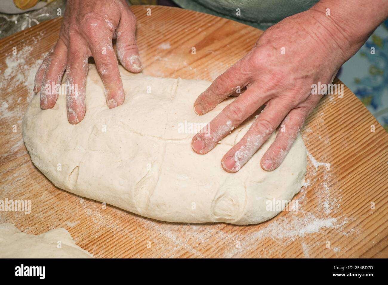 Grand-mère pétrissant la pâte pour préparer du pain et des pâtisseries maison à maison, cuisine style de vie Banque D'Images