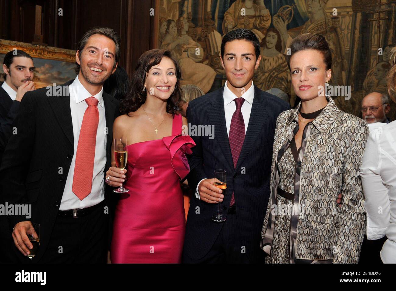 EXCLUSIF. Le prince belge Edouard de ligne la Tremoille avec la femme nouvellement mariée l'actrice italienne Isabella Orsini et le témoin d'Isabella, Livia Lupatelli et le témoin d'Edouard Alex Vanopbroeke à Antoing, Belgique, le 2 septembre 2009. Le mariage civil a été célébré à l'hôtel de ville par le Bourgmestre d'Antoing, Bernard Bowens et avec le témoin d'Isabella, Livia Lupatelli et le témoin d'Edouard, Alex Vanopbroeke, ainsi que des membres de la famille et des parents. Après la cérémonie, le nouveau couple de Prince wed a rencontré la foule et a offert un cocktail aux habitants du village dans leur château. Le mariage religieux prendra Banque D'Images