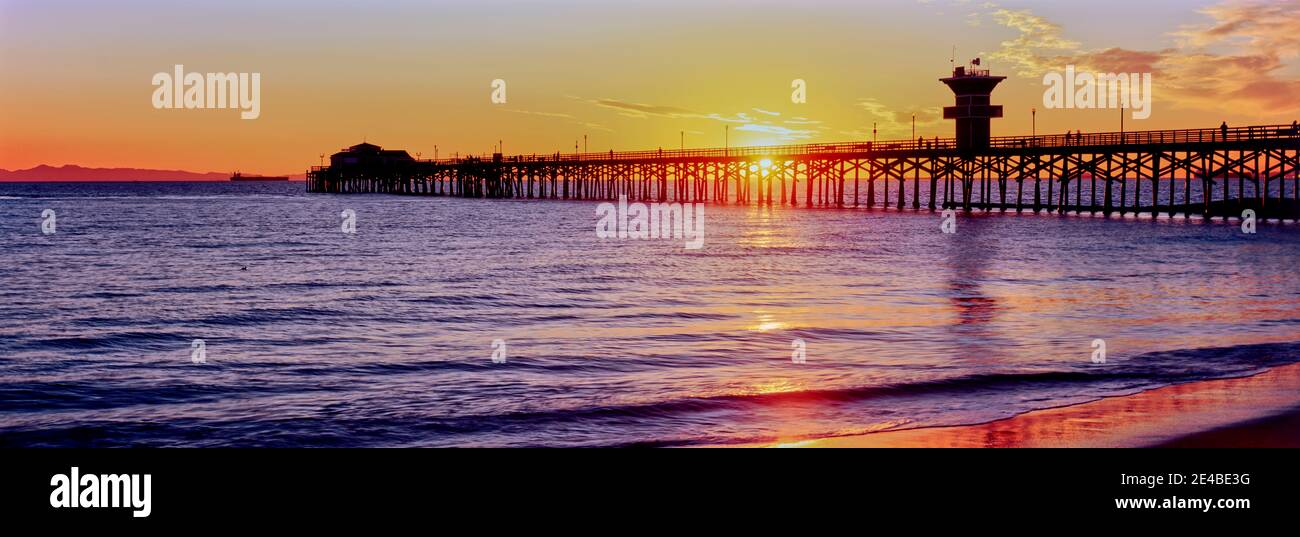 Seal Beach Pier au coucher du soleil, Seal Beach, Orange County, Californie, États-Unis Banque D'Images