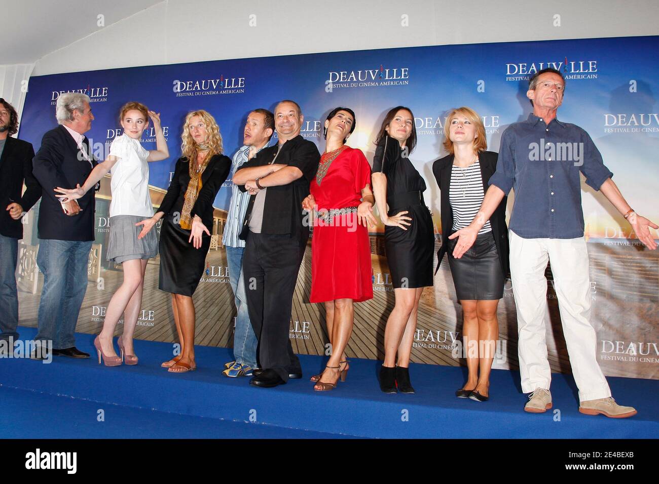 (De gauche à droite) réalisateur et scénariste français Bruno Podalydes, scénariste français Jean-Loup Dabadie, actrice belge Deborah Francois, actrice française Sandrine Kiberlain, comédienne et réalisatrice française Dany Boon, réalisatrice française Jean-Pierre Jeunet (présidente), actrice israélienne Hiam Abbass, actrice française Geraldine Pailhas, L'actrice belge Emilie Dequenne et la réalisatrice française Patrice Leconte posent pour un photocall lors du 35e 'Festival américain du film de Eauville' à Deauville, France, le 7 septembre 2009. Photo de Denis Guignebourg/ABACAPRESS.COM Banque D'Images