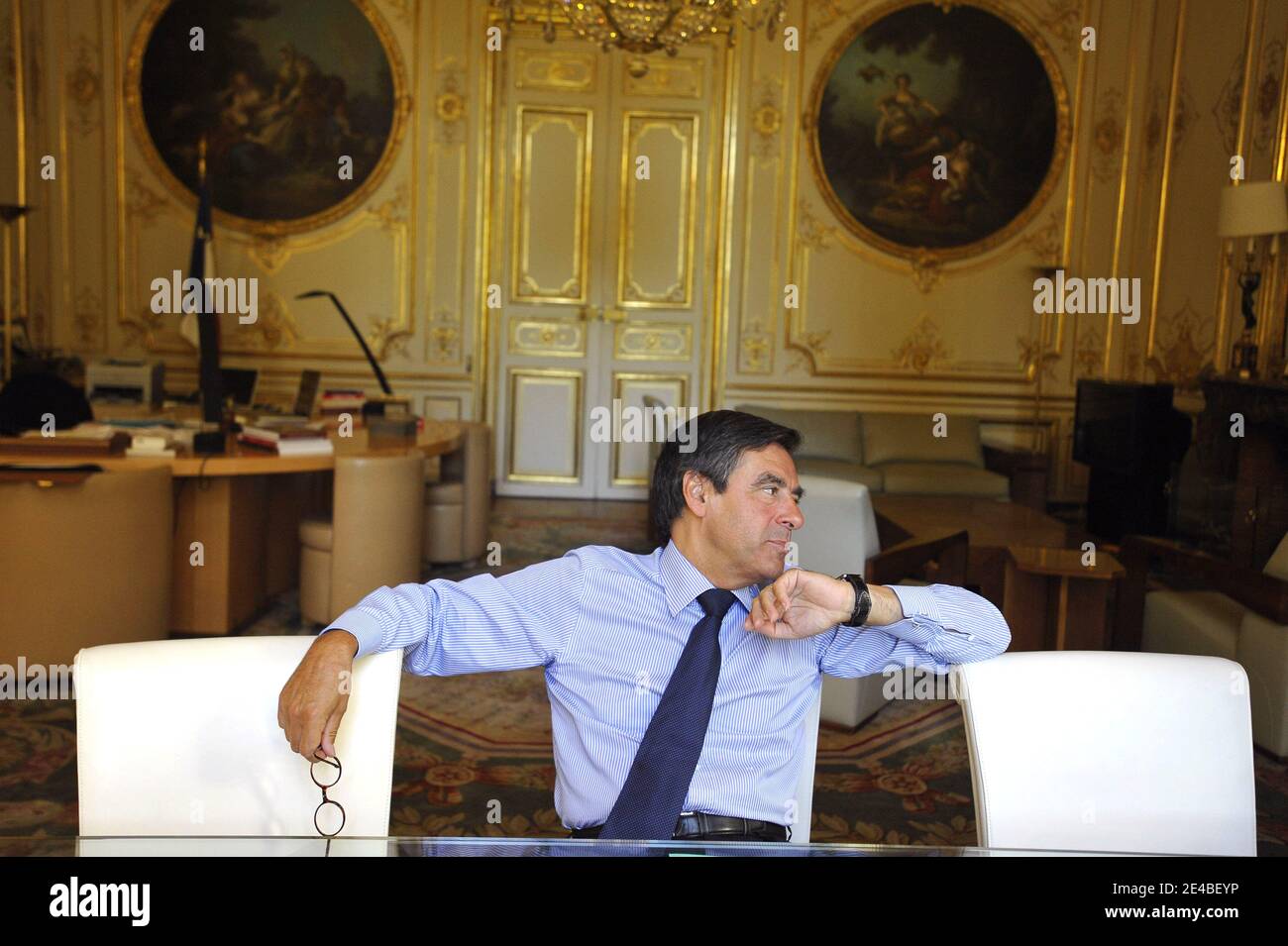 Exclusif. Le Premier ministre français François Fillon photographié dans son bureau à l'Hôtel Matignon à Paris, en France, le 31 août 2009. Photo par Elodie Gregoire/ABACAPRESS.COM Banque D'Images