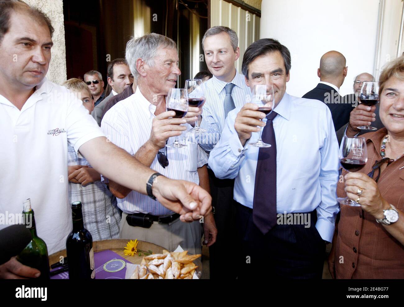 Le 8 2009 septembre, le Premier ministre français François Fillon participe à la récolte d'un château Turtaut à Saint-Sulpice de Pommiers, dans la région de Bordeaux, en France, en compagnie du ministre de l'Agriculture, de la pêche et de l'alimentation Bruno le Maire. Photo de Patrick Bernard/ABACAPRESS.COM Banque D'Images