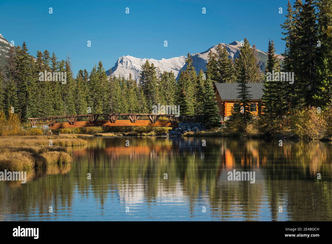 Chalet et pont sur le ruisseau du policier, Pigeon Mountain, Mt. McGillivray, Canmore, Alberta, Canada Banque D'Images