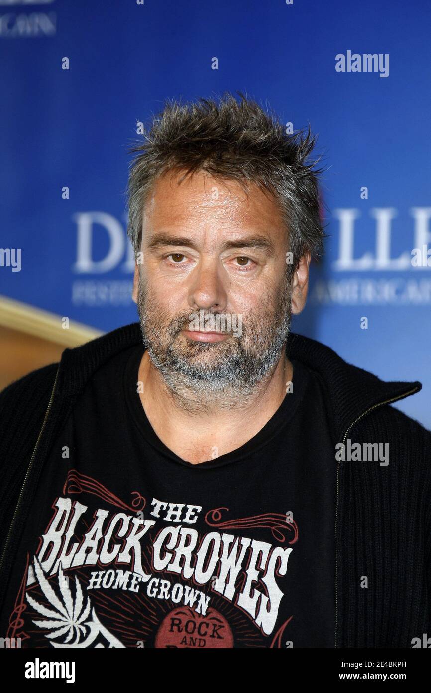 Le réalisateur et producteur Luc Besson pose un photocall pour un film documentaire 'The Cove' lors du 35e 'Festival du film américain de Eauville' à Deauville, France, le 12 septembre 2009. Photo de Denis Guignebourg/ABACAPRESS.COM Banque D'Images