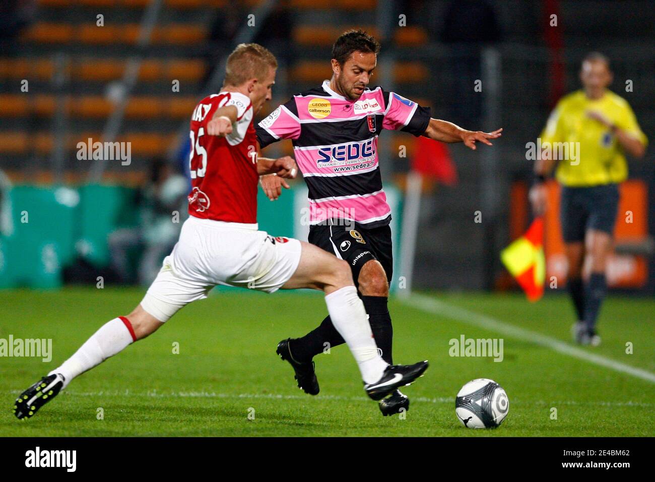 Rudy Mater de Valenciennes se bat pour le ballon avec Frédéric Da Rocha de Boulogne lors du match de football de la 1ère ligue française entre Valenciennes (VAFC) et Boulogne-sur-Mer (USBCO) au Stade Nungesser de Valenciennes, au nord de la France, le 12 septembre 2009 Banque D'Images