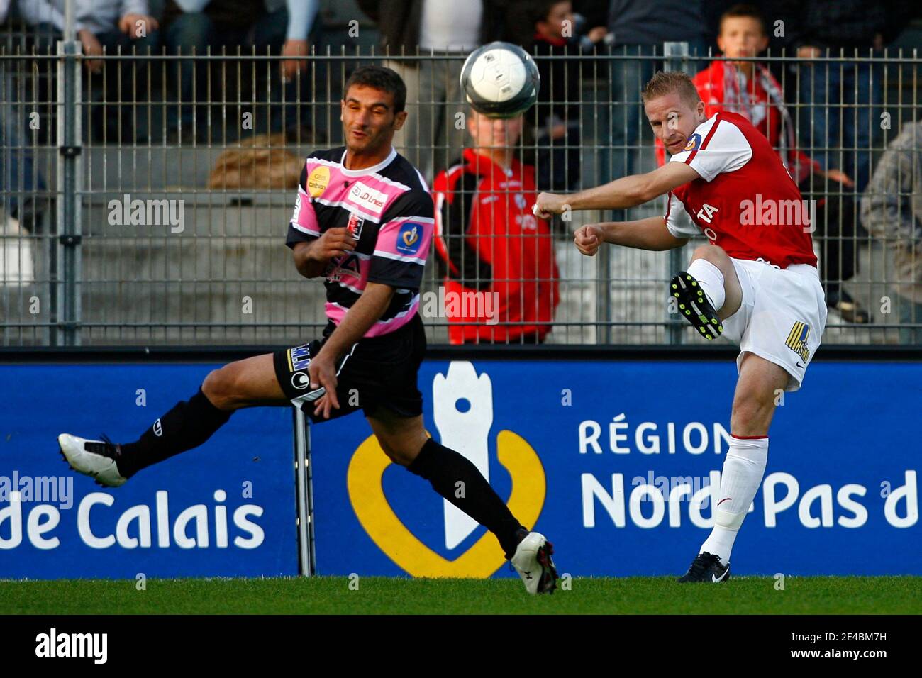 Rudy Mater de Valenciennes se bat pour le ballon avec Nicolas Rabuel de Boulogne lors du match de football de la 1ère ligue française entre Valenciennes (VAFC) et Boulogne-sur-Mer (USBCO) au Stade Nungesser de Valenciennes, au nord de la France, le 12 septembre 2009. P Banque D'Images