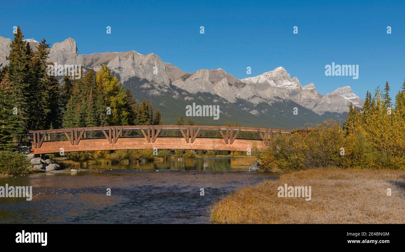 Pont sur le ruisseau Policeman, Rundle Mountain, Canmore (Alberta), Canada Banque D'Images