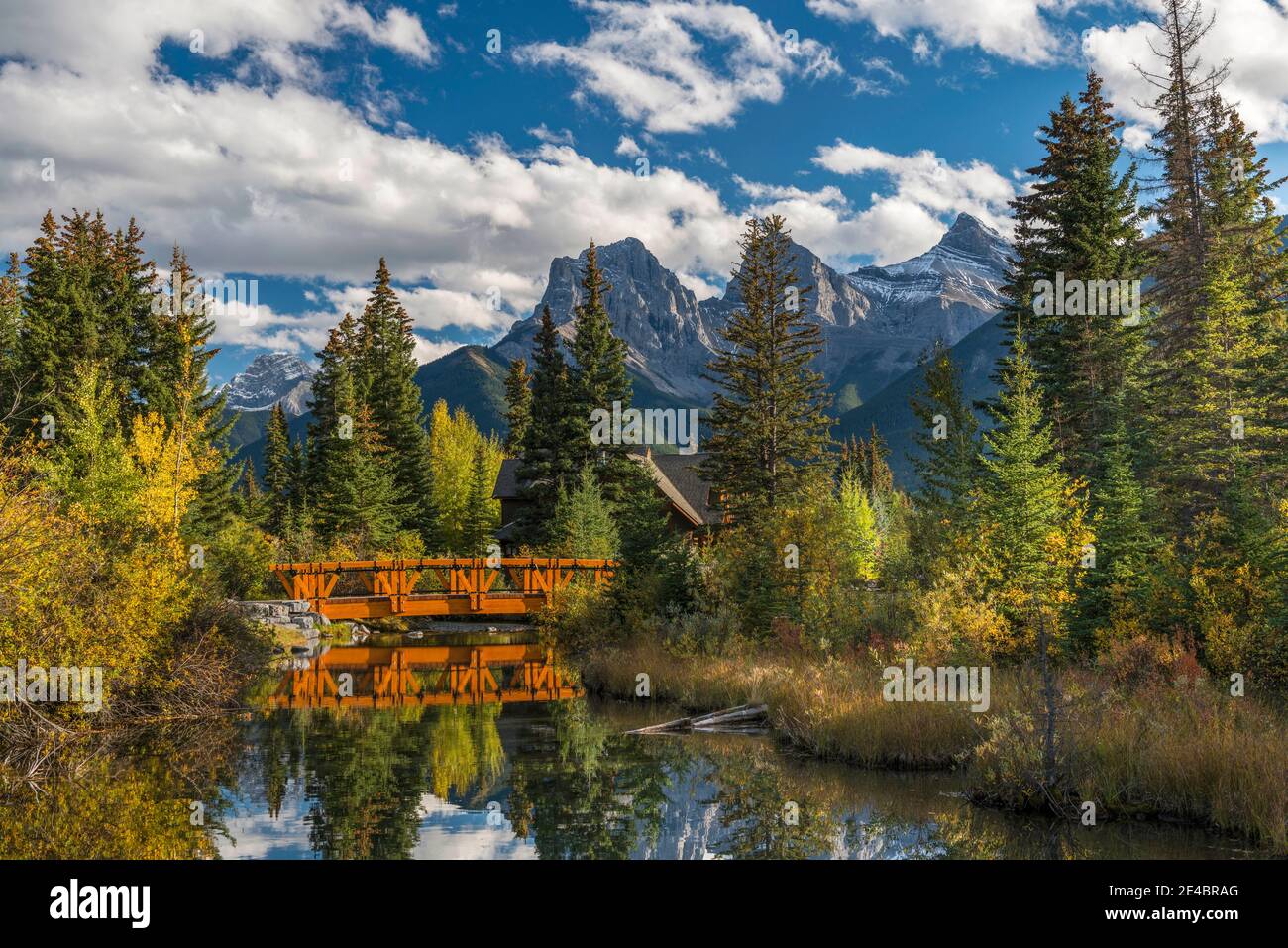 Pont sur Spring Creek, Three Sisters, Canmore, Alberta, Canada Banque D'Images
