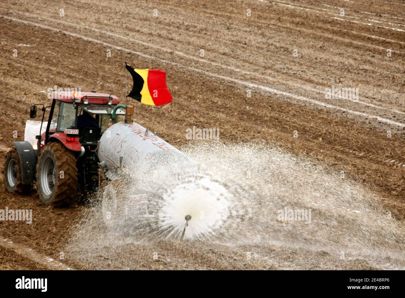 Des milliers d'agriculteurs avec 400 tracteurs déversent environ 4 millions de litres de lait dans un champ de Ciney, dans le sud de la Belgique, le 16 2009 septembre, alors que la colère s'est montée à cause de la baisse des prix. La dernière action à travers l'Europe vient après le ministe agricole de l'Union européenne Banque D'Images