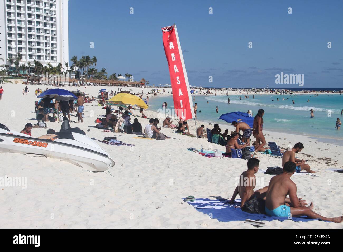 Cancun, Mexique. 22 janvier 2021. CANCUN (MEXIQUE), 22/01/2021 -  MOVIMENTACAO PRAIA MANDALA - Grande movimento de pessoas na praia Mandala  em meio a COVID-19. COM o calor, muita gente aproveita, inundando a
