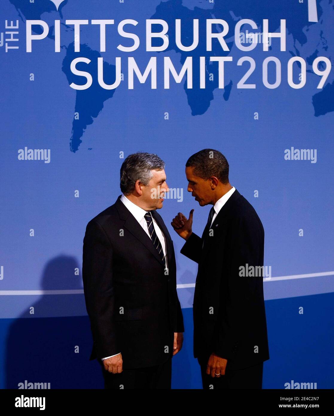 Le président américain Barack Obama (R) salue le Premier ministre britannique Gordon Brown lors du dîner de bienvenue pour les dirigeants du G-20 au Phipps Conservatory de Pittsburgh, Pennsylvanie, États-Unis, le jeudi 24 septembre 2009. Les chefs d'État des principales puissances économiques du monde sont arrivés aujourd'hui à l'occasion du sommet de deux jours du G-20 qui s'est tenu au Centre de congrès David L. Lawrence, dans le but de promouvoir la croissance économique. Photo de Win McNamee/ABACAPRESS.COM Banque D'Images