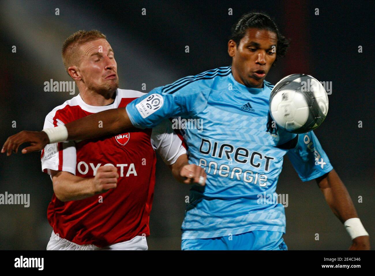 Rudy Mater de Valenciennes se bat pour le ballon avec Brandao de Marseille lors du match de football de la première Ligue française, Valenciennes (VAFC) contre Olympique de Marseille (OM) au stade Nungesser de Valenciennes, France, le 26 septembre 2009. Valenciennes a gagné 3-2. Banque D'Images
